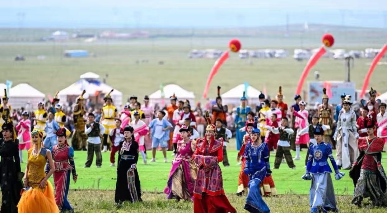 奔赴北疆草原盛会：那达慕期间怎么玩？市区+草原“双向联动”深度攻略